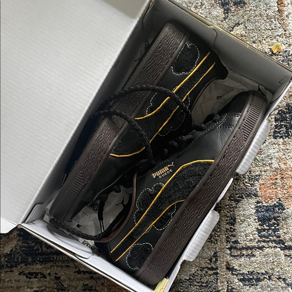 New inbox junior size 5.5 One Piece Collab Puma tennis shoes